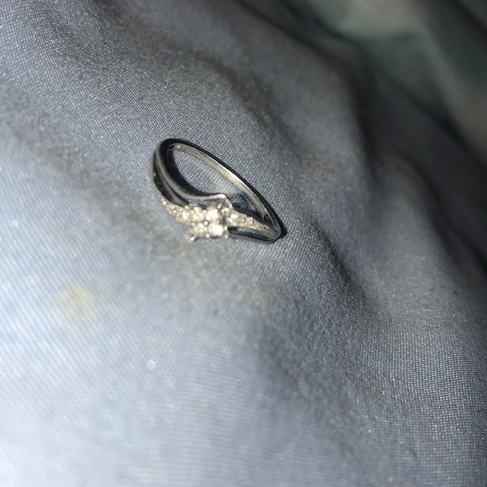 Diamond ring - Picture 2 of 2